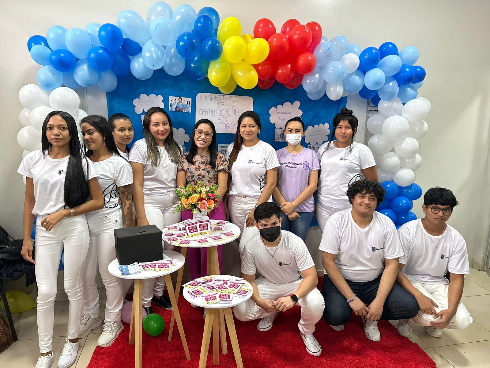 Grupo Madre Tereza leva a linguagem ao centro do cuidado em enfermagem: uma exposição educativa revela sua importância vital.