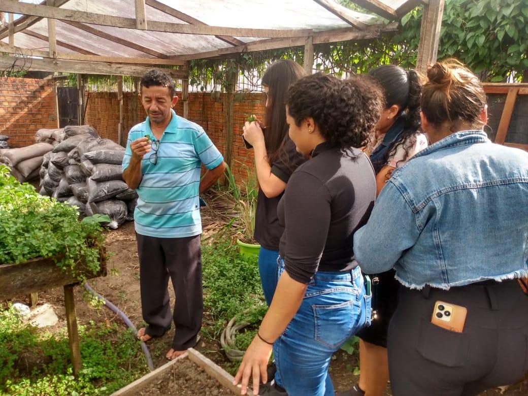 Acadêmicos de Administração visitam horta sustentável e artesanal no coração da Amazônia