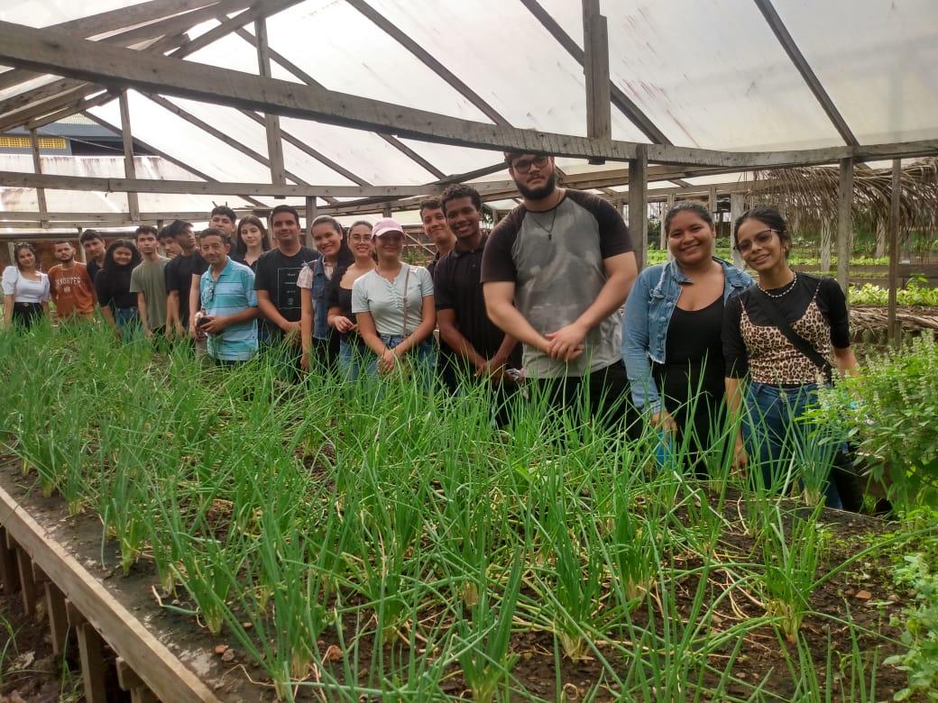 Acadêmicos de Administração visitam horta sustentável e artesanal no coração da Amazônia