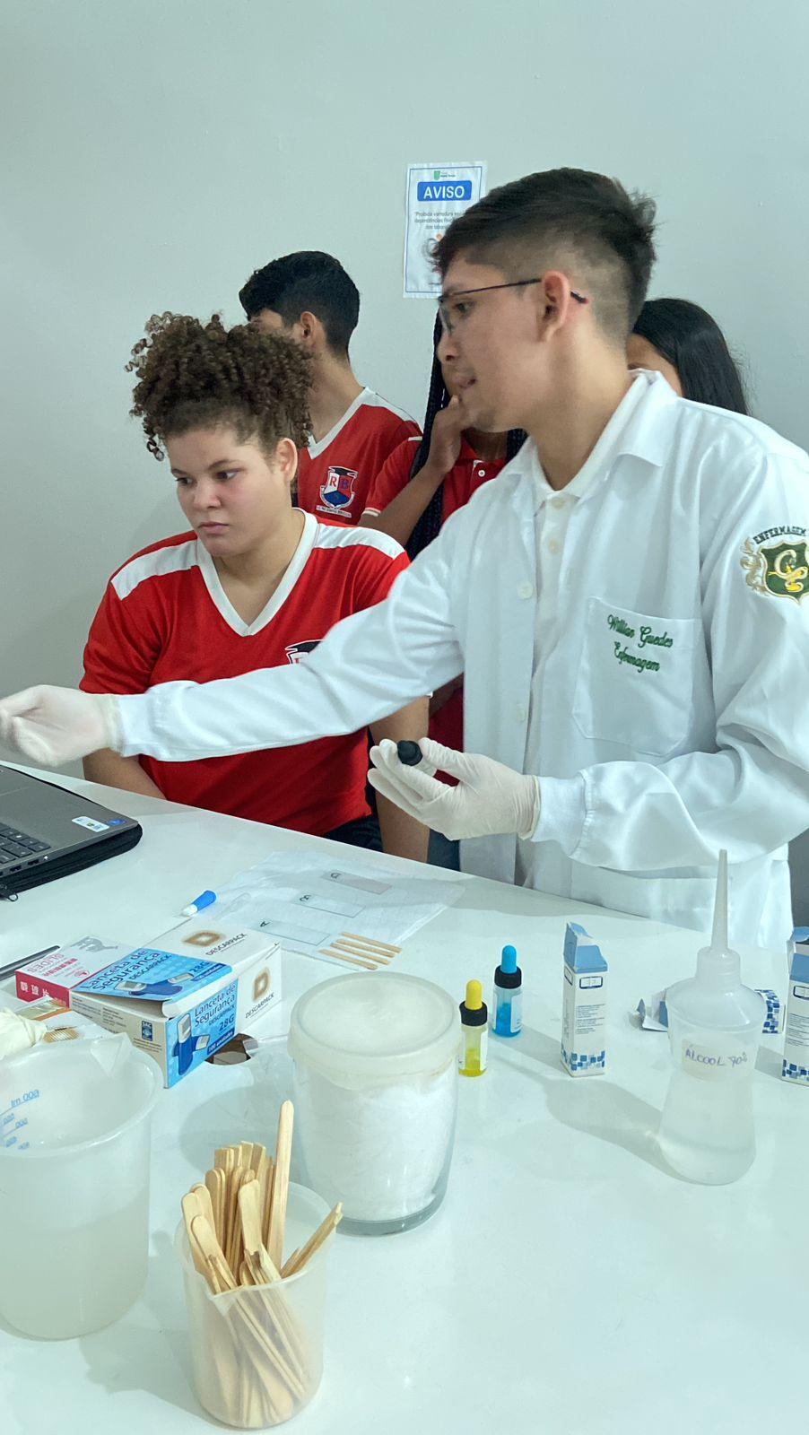 Visita Técnica na Faculdade Madre Tereza: Alunos do Ensino Médio Conhecem o Curso de Enfermagem