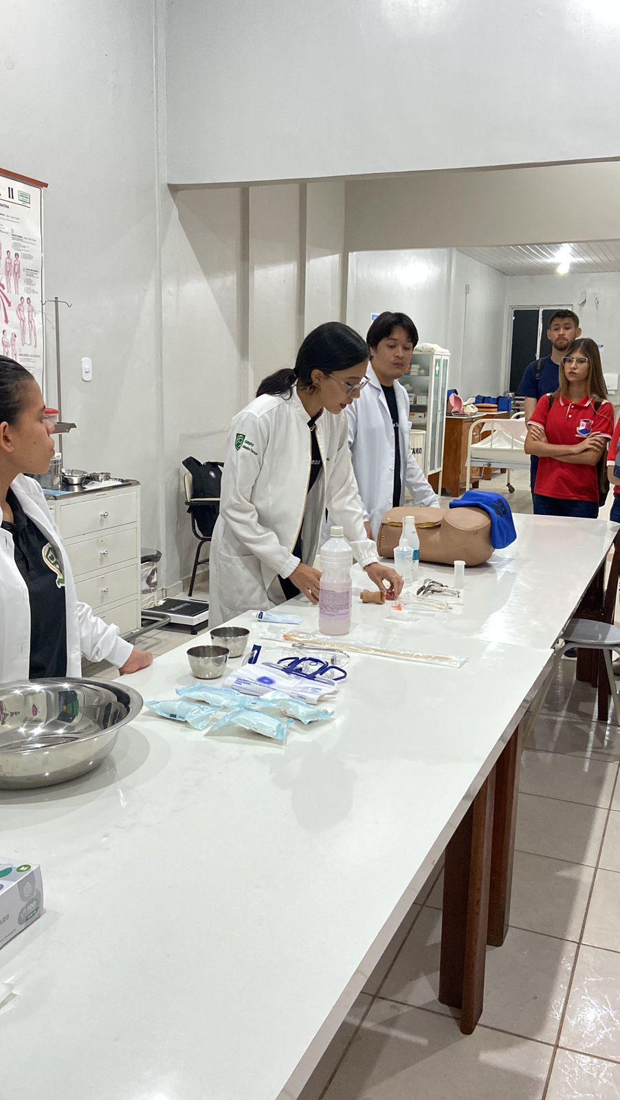 Visita Técnica na Faculdade Madre Tereza: Alunos do Ensino Médio Conhecem o Curso de Enfermagem