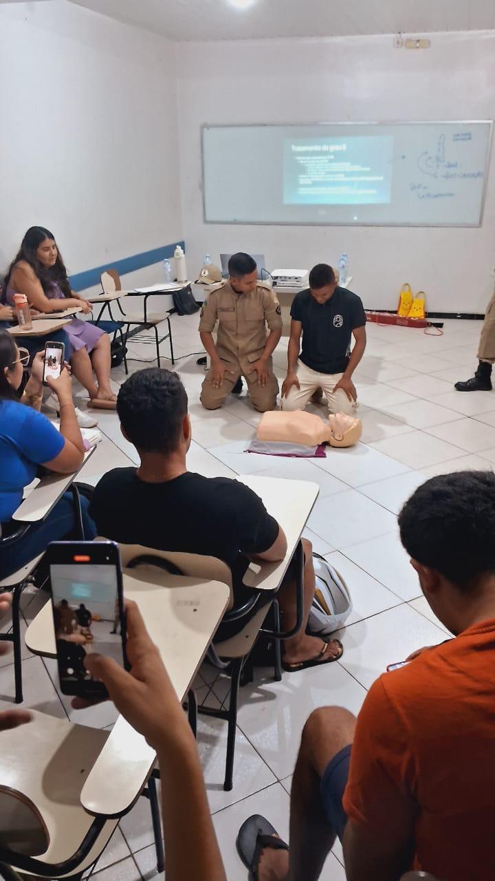 Palestra e Treinamento sobre Primeiros Socorros Aquáticos aos Acadêmicos do Curso de Educação Física