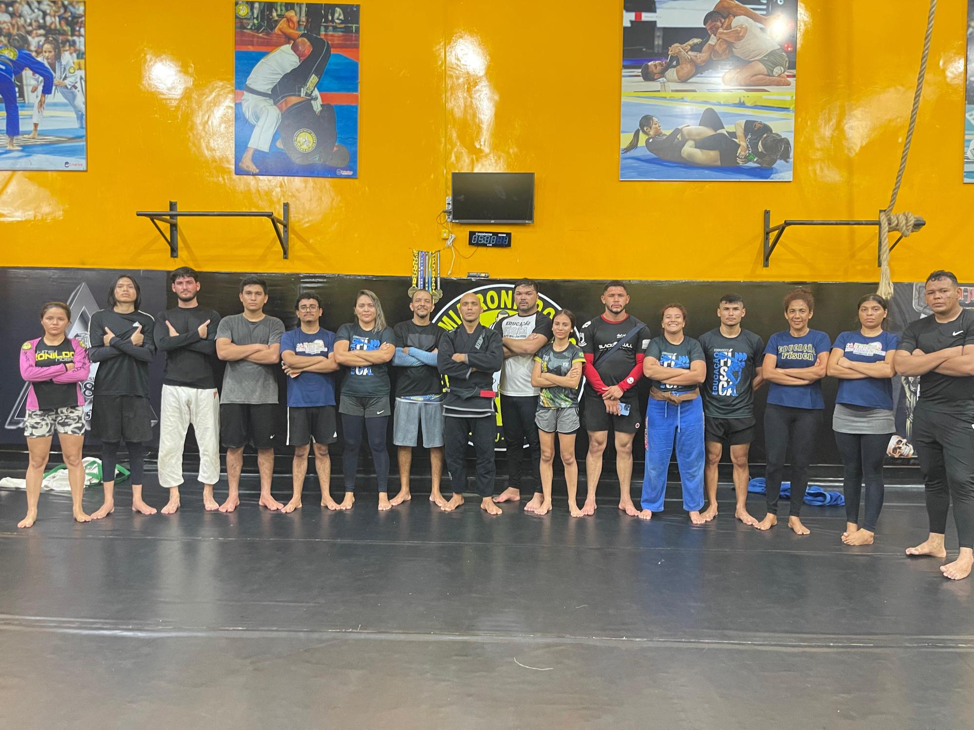 Aula Prática de Jiu-Jitsu Leva Alunos de Educação Física a Superarem Desafios no Tatame.