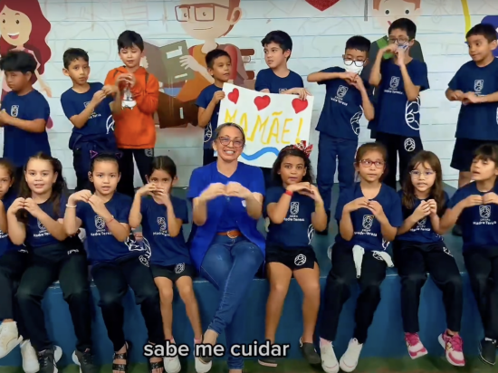 Alunos do Fundamental I do Centro de Ensino Madre Tereza emocionam com clipe em homenagem às mães