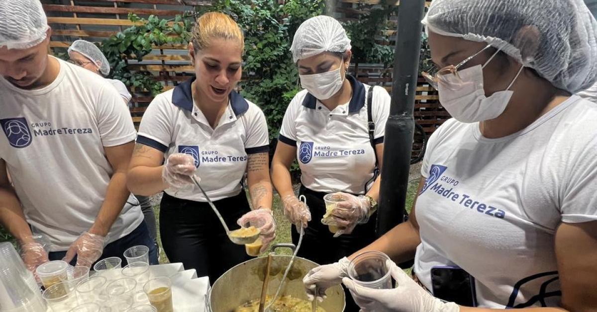 Alunos do Grupo Madre Tereza realizam Sopão do Bem em frente ao HE como ato de humanidade