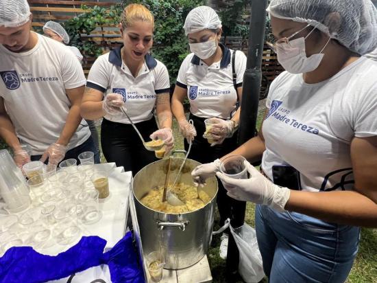 Alunos do Grupo Madre Tereza realizam Sopão do Bem em frente ao HE como ato de humanidade