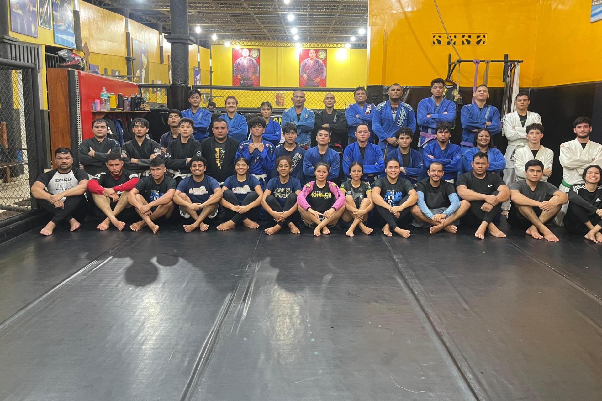 Aula Prática de Jiu-Jitsu Leva Alunos de Educação Física a Superarem Desafios no Tatame.