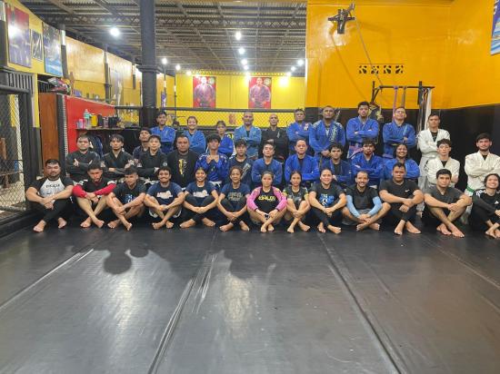 Aula Prática de Jiu-Jitsu Leva Alunos de Educação Física a Superarem Desafios no Tatame.