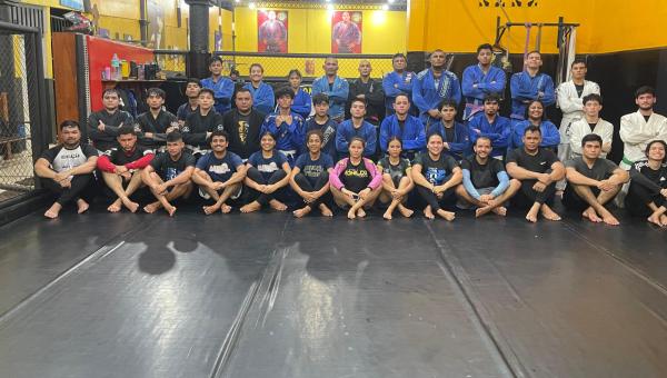 Aula Prática de Jiu-Jitsu Leva Alunos de Educação Física a Superarem Desafios no Tatame.