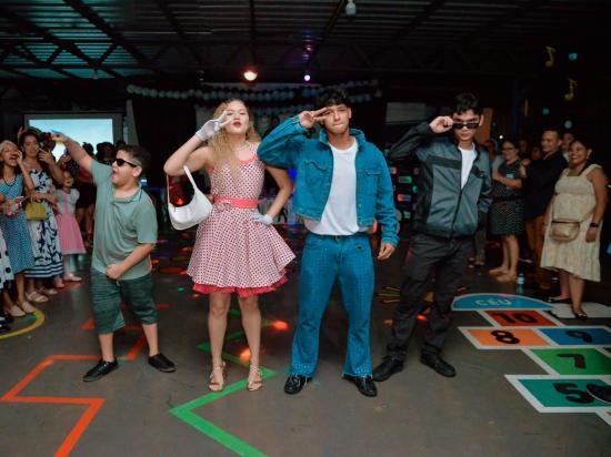 Balada Retrô: Anos Rebeldes Marcam Festa de Dia das Mães no Centro de Ensino Madre Tereza 