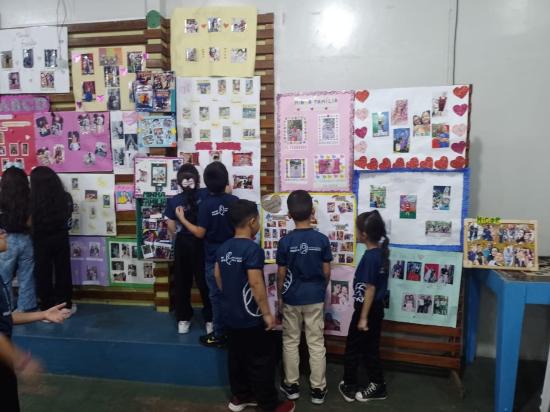 Raízes em Cores: Alunos do 1º Ano do Centro de Ensino Madre Tereza Celebram suas Histórias Familiares com Exposição de Cartazes