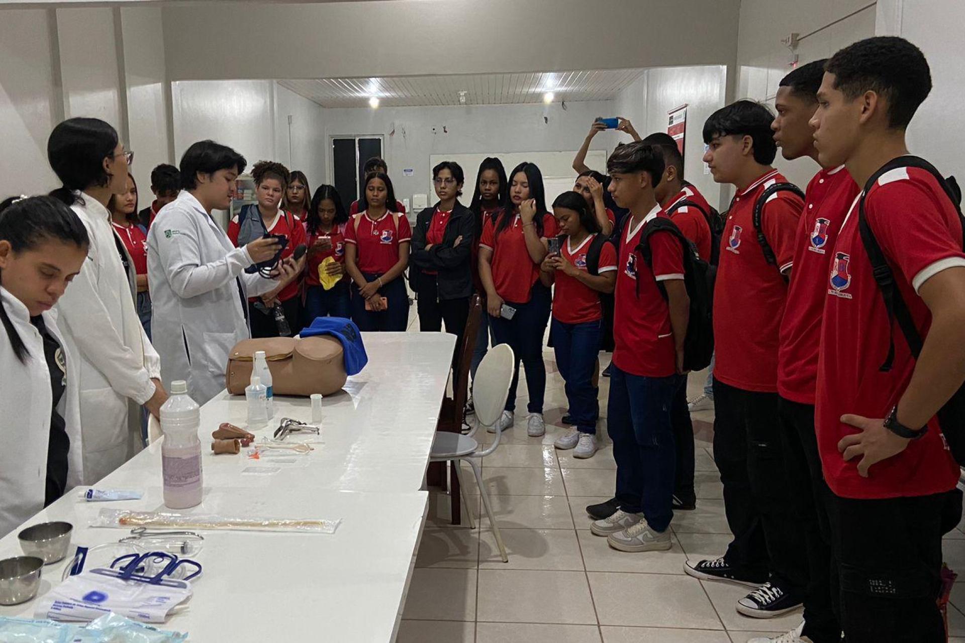 Visita Técnica na Faculdade Madre Tereza: Alunos do Ensino Médio Conhecem o Curso de Enfermagem