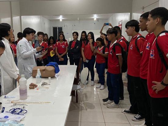 Visita Técnica na Faculdade Madre Tereza: Alunos do Ensino Médio Conhecem o Curso de Enfermagem